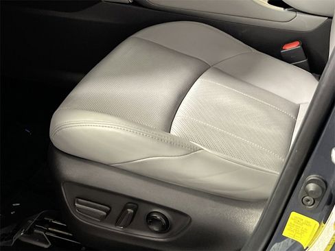 Used 2021 Toyota Venza XLE image 14