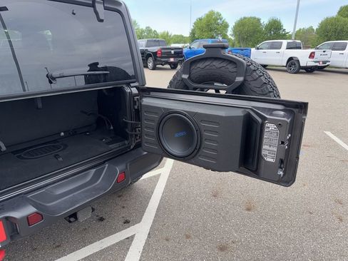 Used 2024 Jeep Wrangler Rubicon w/ Technology Group AWD/4WD image 11
