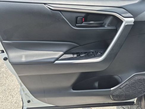 Used 2019 Toyota RAV4 LE FWD image 9