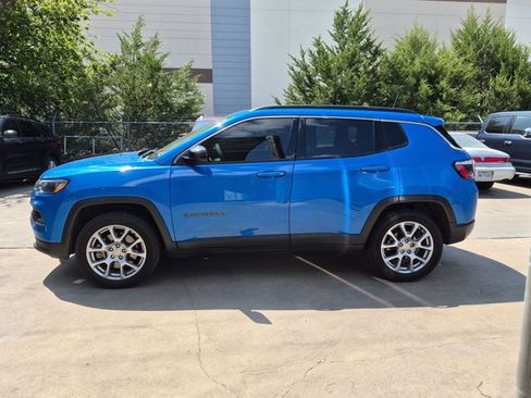 Used 2023 Jeep Compass Latitude w/ Sun and Sound Group AWD/4WD image 8