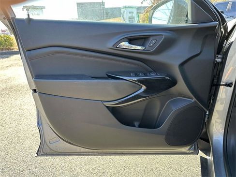 Used 2025 Chevrolet Trax RS w/ Sunroof Package image 16