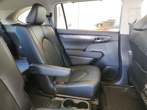 New 2026 Toyota Highlander Platinum image 23