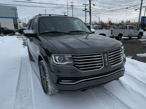 Used 2017 Lincoln Navigator Select image 4