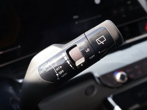 Used 2025 Kia Carnival EX FWD image 38