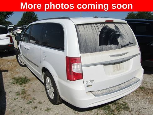 Used 2016 Chrysler Town & Country Touring FWD image 3