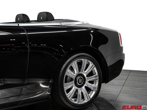 Used 2017 Rolls-Royce Dawn RWD image 17