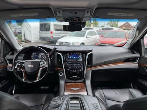 Used 2018 Cadillac Escalade ESV Luxury image 36
