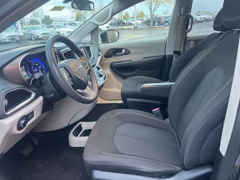 Used 2022 Chrysler Voyager LX image 20