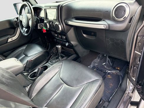 Used 2017 Jeep Wrangler Unlimited Rubicon w/ Dual Top Group AWD/4WD image 12