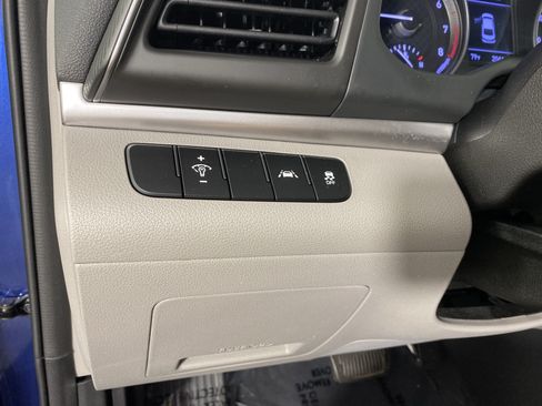 Used 2020 Hyundai Elantra SE FWD image 24