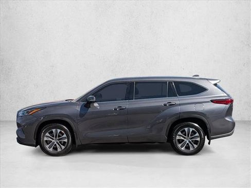 Certified 2021 Toyota Highlander XLE image 9