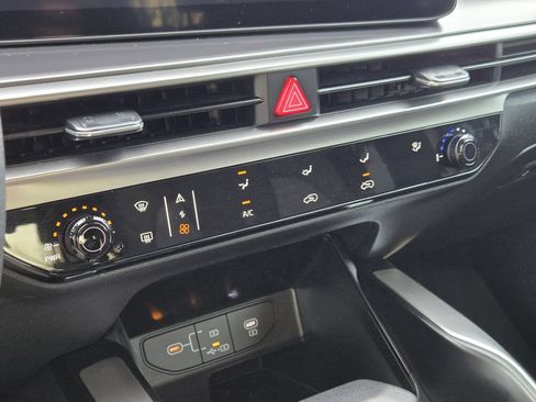 New 2025 Kia Sorento LX FWD image 16