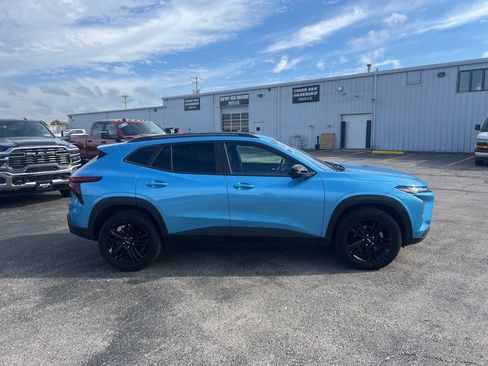 Used 2025 Chevrolet Trax ACTIV w/ Sunroof Package image 2