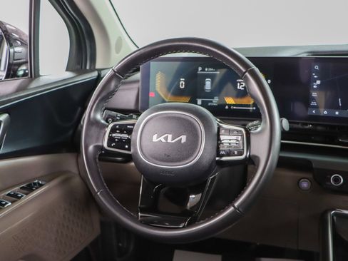 Used 2025 Kia Carnival image 12
