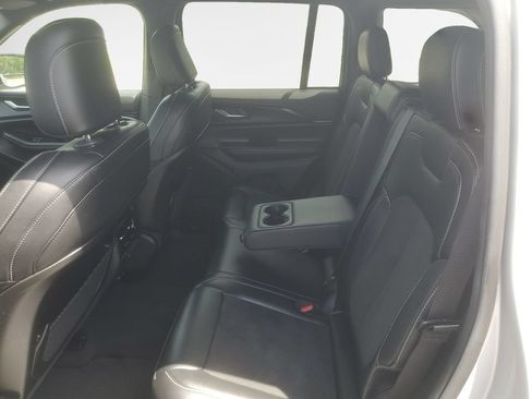 Used 2025 Jeep Grand Cherokee Altitude AWD/4WD image 24