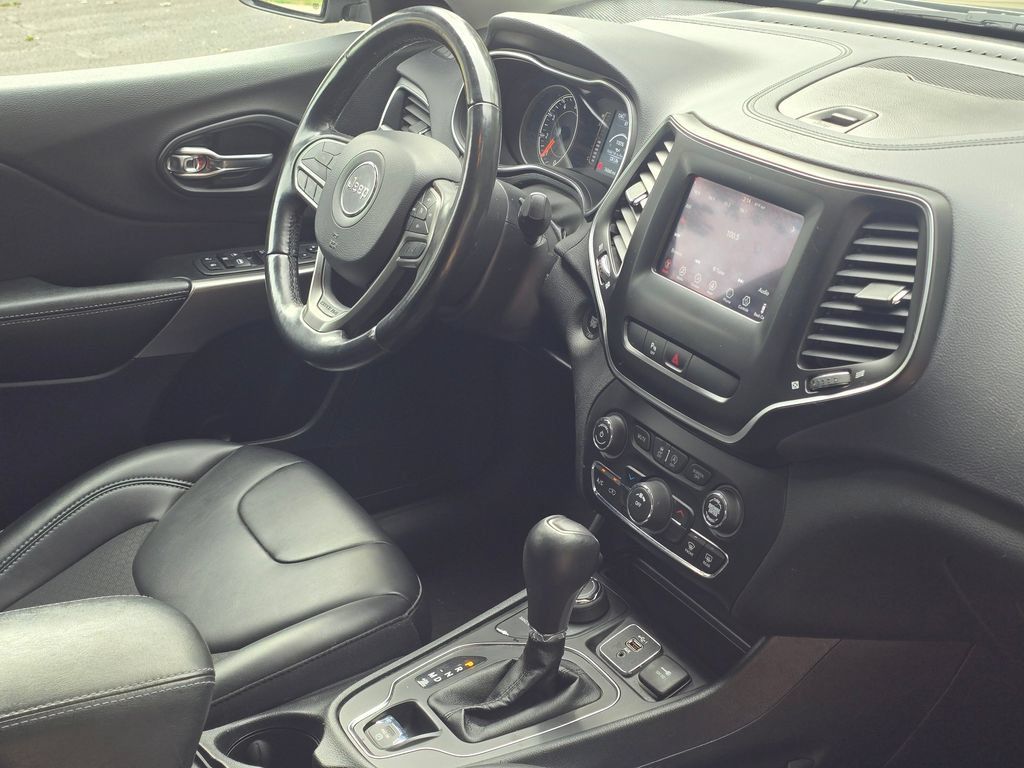 Used 2019 Jeep Cherokee Latitude Plus w/ Cold Weather Group AWD/4WD image 14