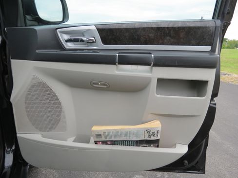 Used 2010 Dodge Grand Caravan SXT w/ Trailer Tow Group FWD image 28
