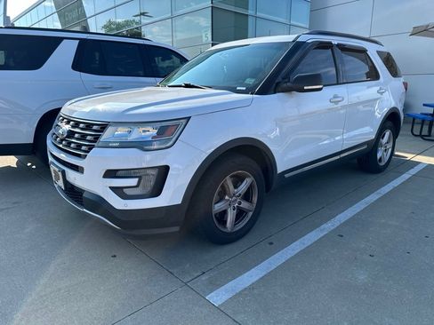 Used 2017 Ford Explorer XLT w/ Equipment Group 202A AWD/4WD image 4