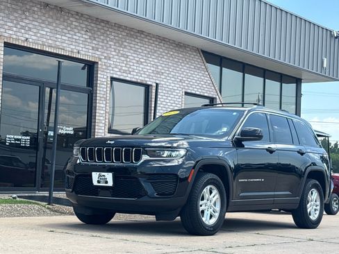 Used 2023 Jeep Grand Cherokee Laredo AWD/4WD image 1