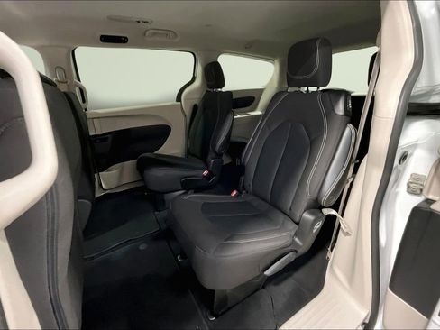 Used 2023 Chrysler Voyager LX image 21