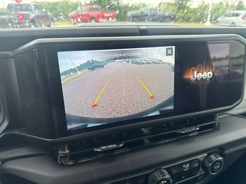 Used 2025 Jeep Wrangler Unlimited Sahara AWD/4WD image 29