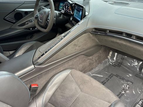 Used 2025 Chevrolet Corvette Stingray Premium Conv w/ Z51 Performance Package RWD image 31
