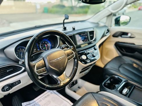 Used 2020 Chrysler Pacifica Touring-L FWD image 8