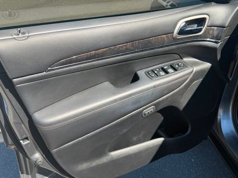 Used 2013 Jeep Grand Cherokee Overland Summit AWD/4WD image 13