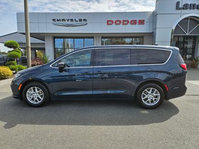Used 2025 Chrysler Pacifica Select
