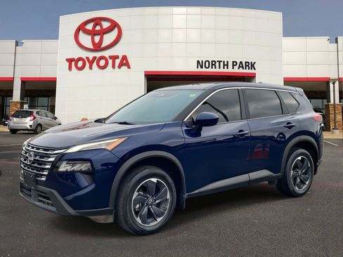 Used 2024 Nissan Rogue SV image 1