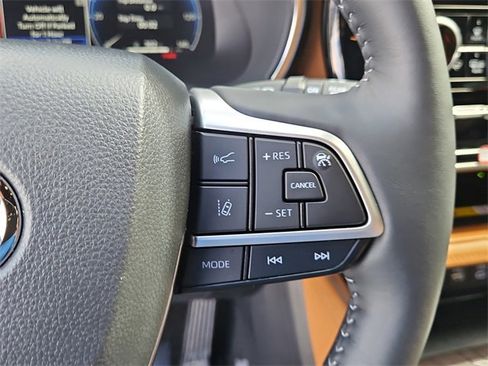 Used 2025 Toyota Highlander Platinum image 18
