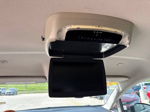 Used 2017 Chrysler Pacifica Touring w/ Tire & Wheel Group FWD image 6