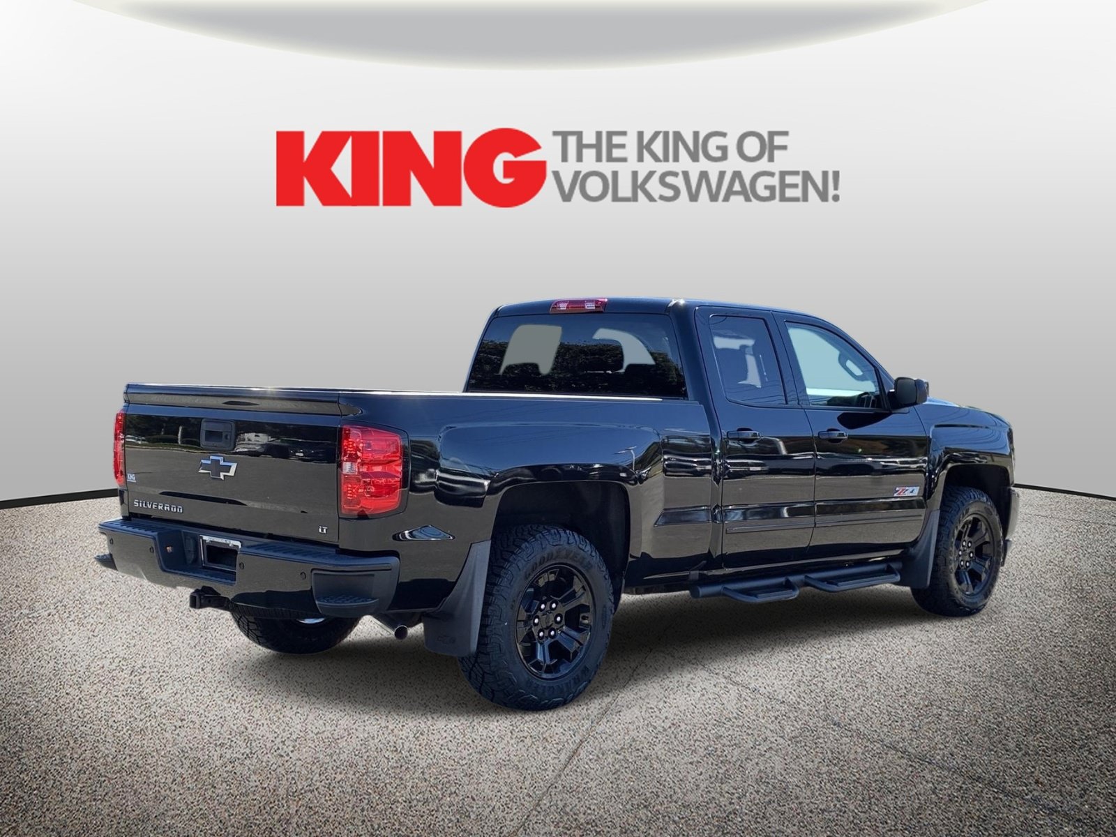 Used 2018 Chevrolet Silverado 1500 LT w/ Midnight Edition AWD/4WD image 3