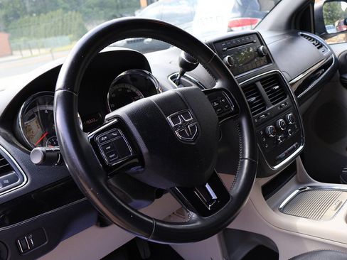 Used 2017 Dodge Grand Caravan SXT FWD image 27