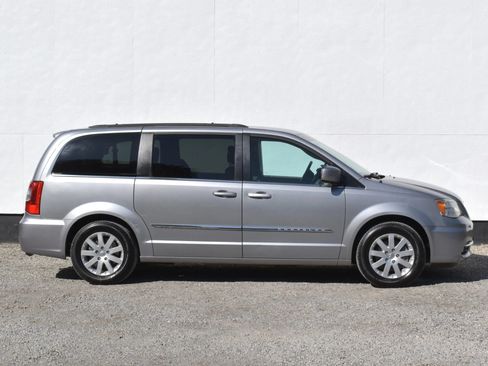 Used 2014 Chrysler Town & Country Touring FWD image 6