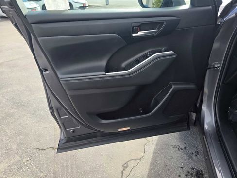 Used 2022 Toyota Highlander XLE image 24