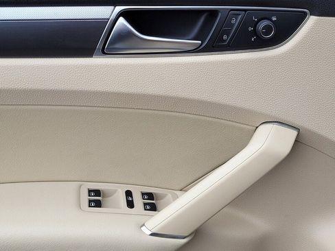 Used 2017 Volkswagen Passat 1.8T R-Line w/ R-Line Lighting Package image 28