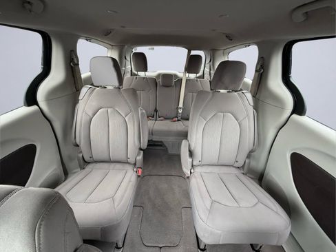 Used 2018 Chrysler Pacifica Touring FWD image 13