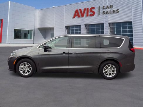 Used 2023 Chrysler Pacifica Touring-L image 2