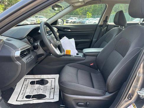 Used 2025 Nissan Altima 2.5 SV FWD image 13