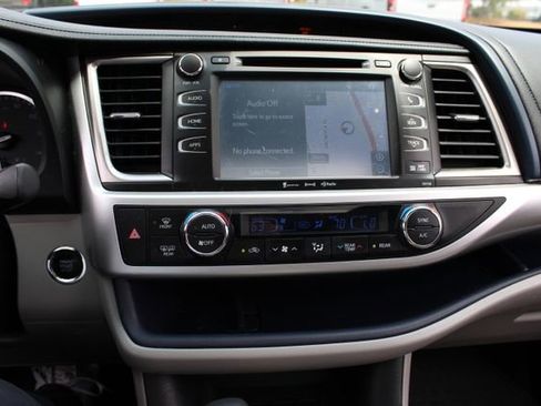 Used 2016 Toyota Highlander XLE FWD image 2