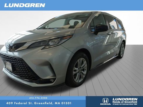 Used 2022 Toyota Sienna XSE w/ XSE Plus Package AWD/4WD image 3