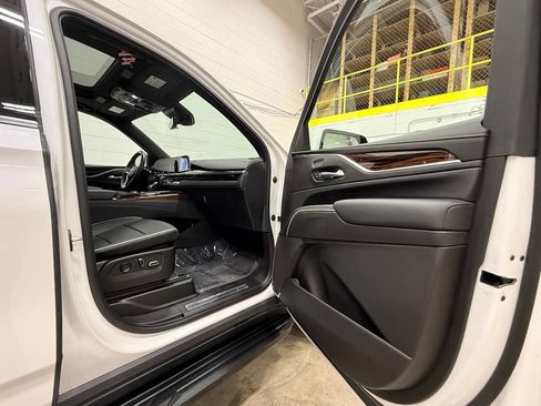 Used 2022 Cadillac Escalade ESV Premium Luxury AWD/4WD image 42