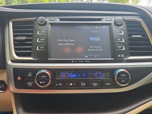 Used 2016 Toyota Highlander XLE FWD image 18