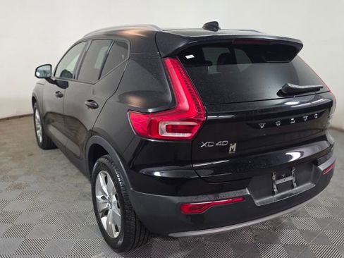 Used 2021 Volvo XC40 T5 Momentum w/ Climate Package image 4
