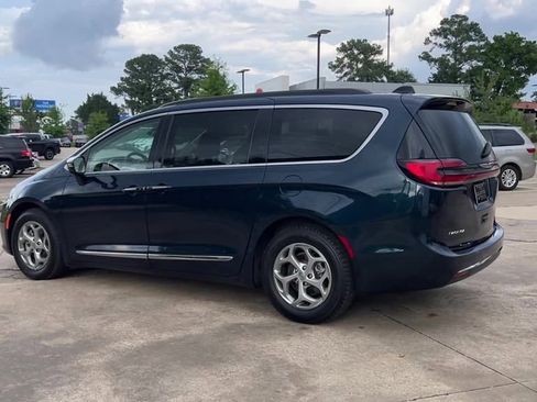 Used 2023 Chrysler Pacifica Limited image 4