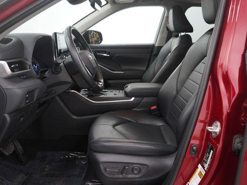 Used 2021 Toyota Highlander XLE image 24