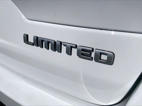Used 2024 Jeep Grand Cherokee Limited AWD/4WD image 9