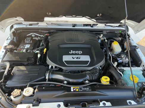 Used 2017 Jeep Wrangler Unlimited Sahara w/ Connectivity Group image 19