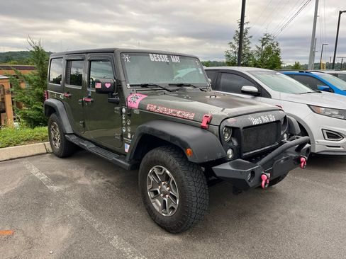 Used 2015 Jeep Wrangler Unlimited Rubicon AWD/4WD image 2